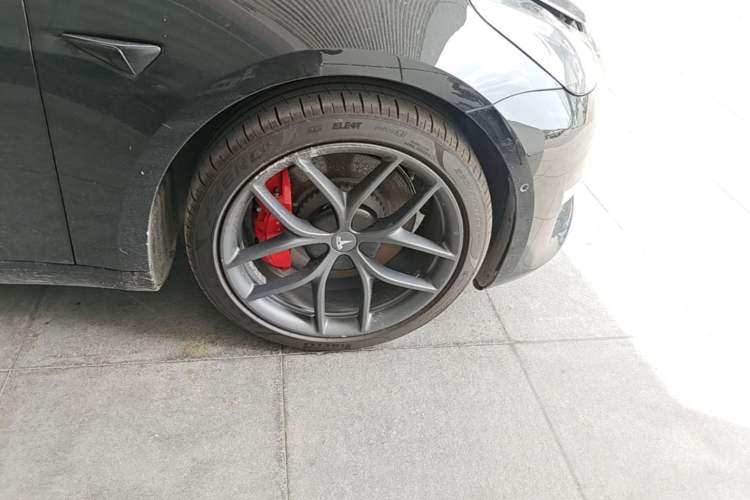Used Tesla Model 3 2021 Revised Version II – Performance High-Performance All-Wheel-Drive Edition Right Front Wheel Hub