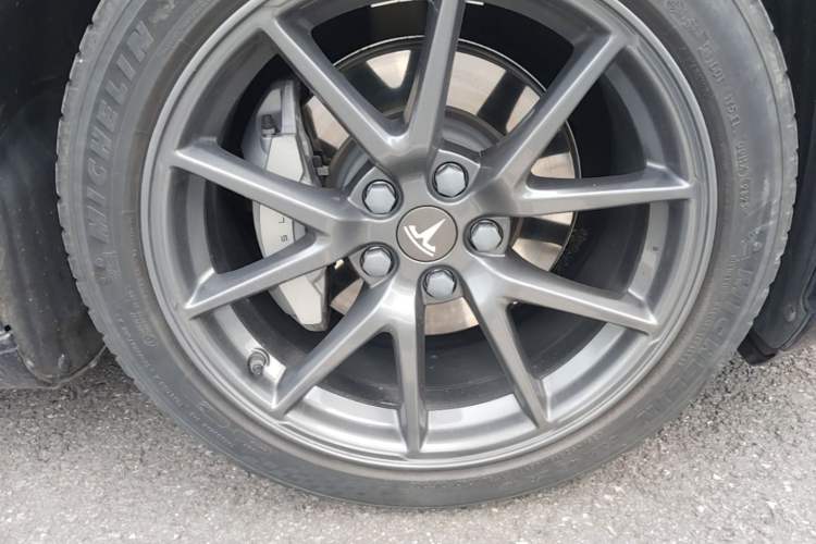 Used Tesla Model 3 2021 Standard Range Rear-Wheel Drive Upgraded Version 3D6 Right Front Wheel Hub