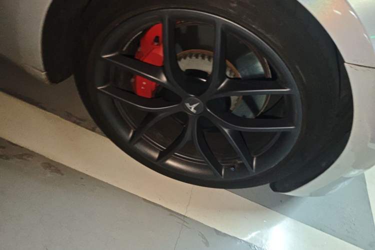 Used Tesla Model 3 2021 Performance High-Performance All-Wheel-Drive Version Right Front Wheel Hub