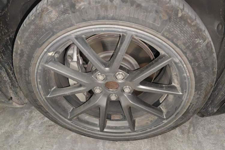 Used Tesla Model 3 2021 Standard Range Rear-Drive Upgraded Version Right Front Wheel Hub