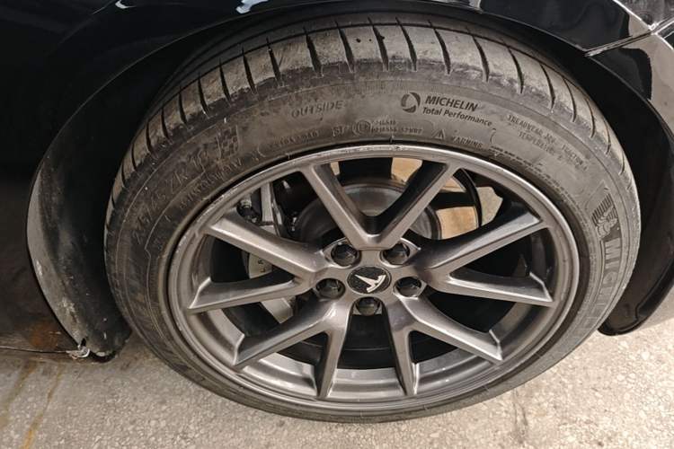 Used Tesla Model 3 2021 Standard Range Rear-Wheel Drive Upgraded Version 3D6 Right Front Wheel Hub