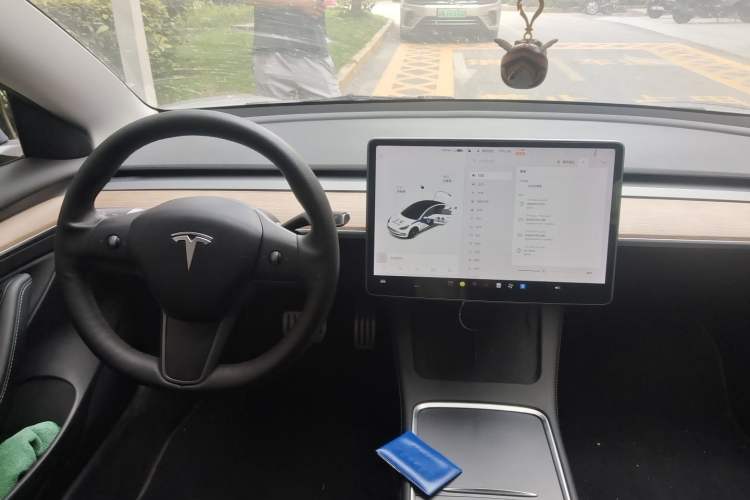 Used Tesla Model 3 2021 Performance High-Performance All-Wheel-Drive Version 3D6 Center Console