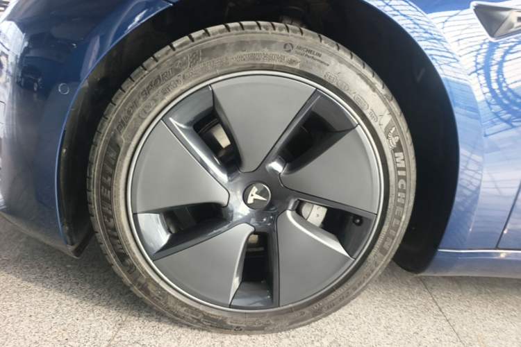 Used Tesla Model 3 2021 Standard Range Rear-Wheel Drive Upgraded Version 3D6 Exterior 4
