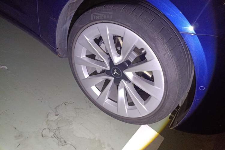 Used Tesla Model 3 2021 Standard Range Rear-Drive Upgraded Version Right Front Wheel Hub