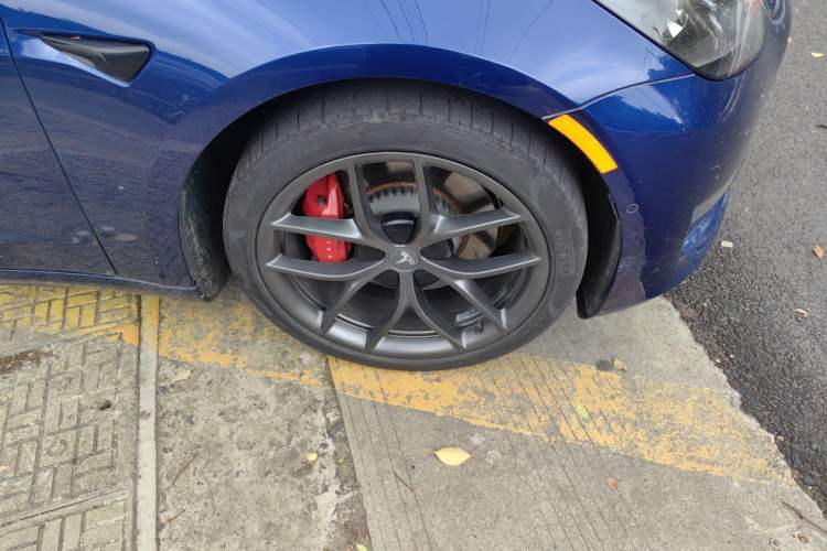 Used Tesla Model 3 2021 Performance High-Performance All-Wheel-Drive Version Right Front Wheel Hub
