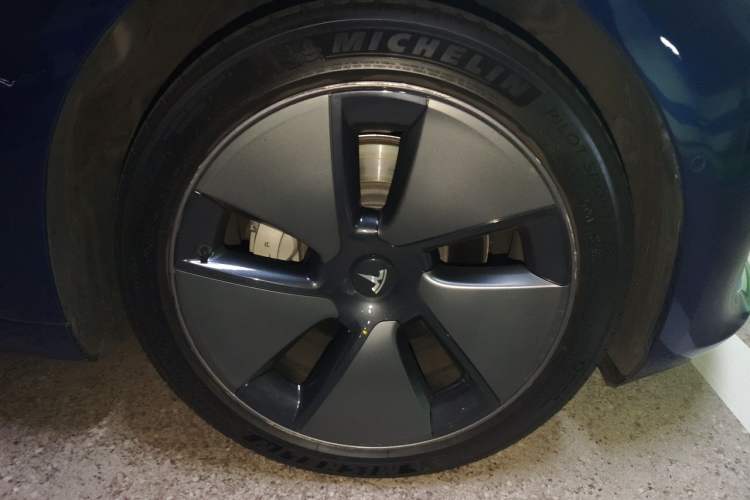 Used Tesla Model 3 2021 Standard Range Rear-Drive Upgraded Version Right Front Wheel Hub