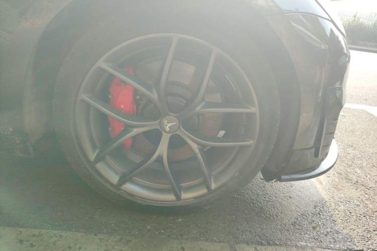 Used Tesla Model 3 2021 Performance High-Performance All-Wheel-Drive Version Right Front Wheel Hub
