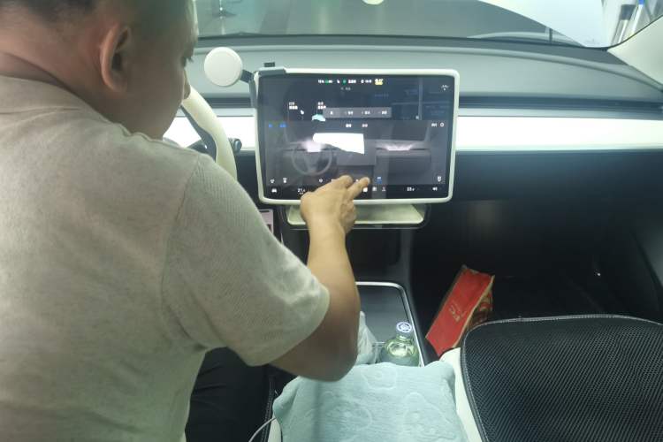 Used Tesla Model 3 2021 Performance High-Performance All-Wheel-Drive Version Center Console