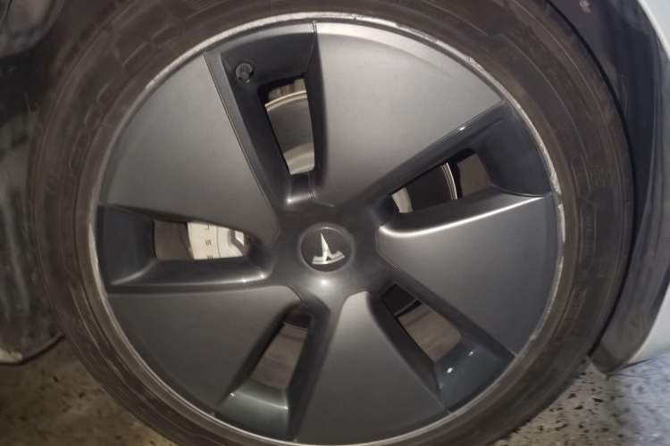 Used Tesla Model 3 2021 Standard Range Rear-Wheel Drive Upgraded Version 3D6 Right Front Wheel Hub