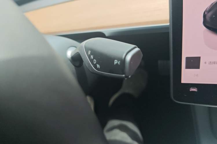 Used Tesla Model 3 2021 Revised Version II – Performance High-Performance All-Wheel-Drive Edition Gear Lever