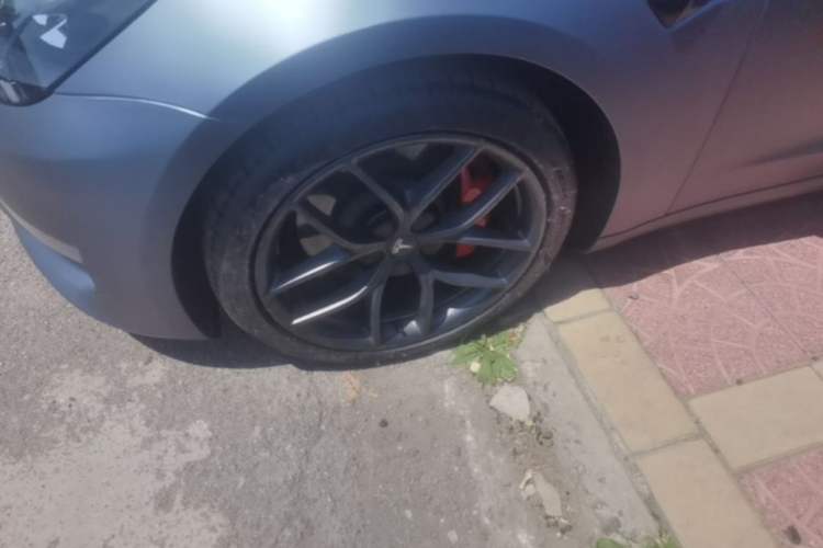Used Tesla Model 3 2021 Performance High-Performance All-Wheel-Drive Version 3D6 Left Front Wheel Hub