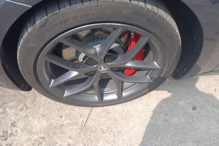 Used Tesla Model 3 2021 Performance High-Performance All-Wheel-Drive Version Left Front Wheel Hub