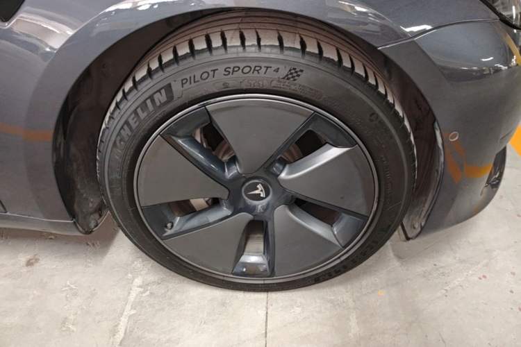 Used Tesla Model 3 2021 Standard Range Rear-Drive Upgraded Version Right Front Wheel Hub