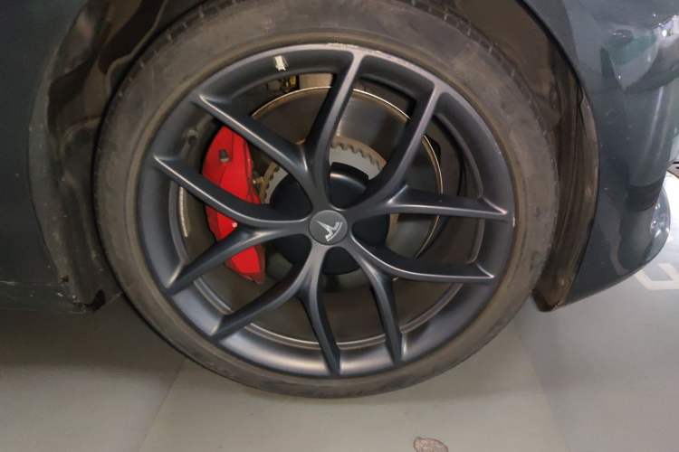 Used Tesla Model 3 2021 Performance High-Performance All-Wheel-Drive Version Right Front Wheel Hub