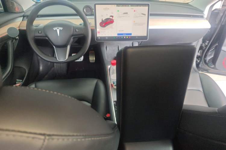Used Tesla Model 3 2021 Revised Version II – Performance High-Performance All-Wheel-Drive Edition Center Console