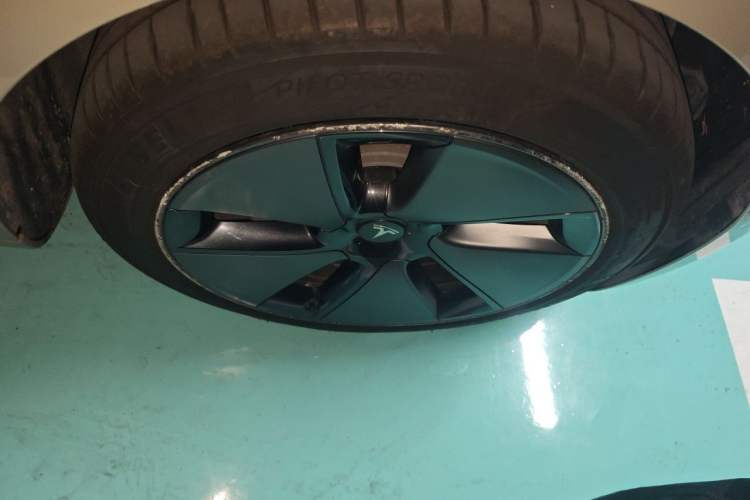 Used Tesla Model 3 2021 Standard Range Rear-Drive Upgraded Version Right Front Wheel Hub