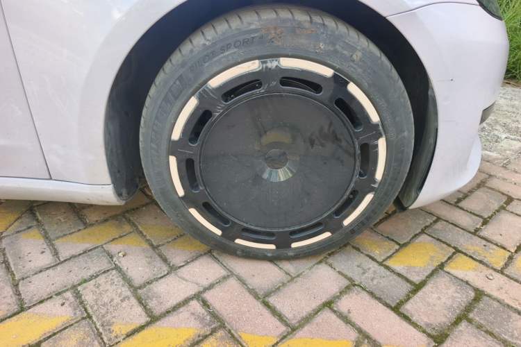 Used Tesla Model 3 2021 Standard Range Rear-Wheel Drive Upgraded Version 3D6 Right Front Wheel Hub
