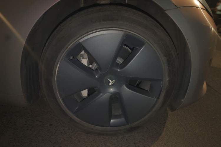 Used Tesla Model 3 2021 Standard Range Rear-Wheel Drive Upgraded Version 3D6 Right Front Wheel Hub