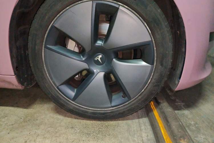 Used Tesla Model 3 2021 Standard Range Rear-Drive Upgraded Version Right Front Wheel Hub