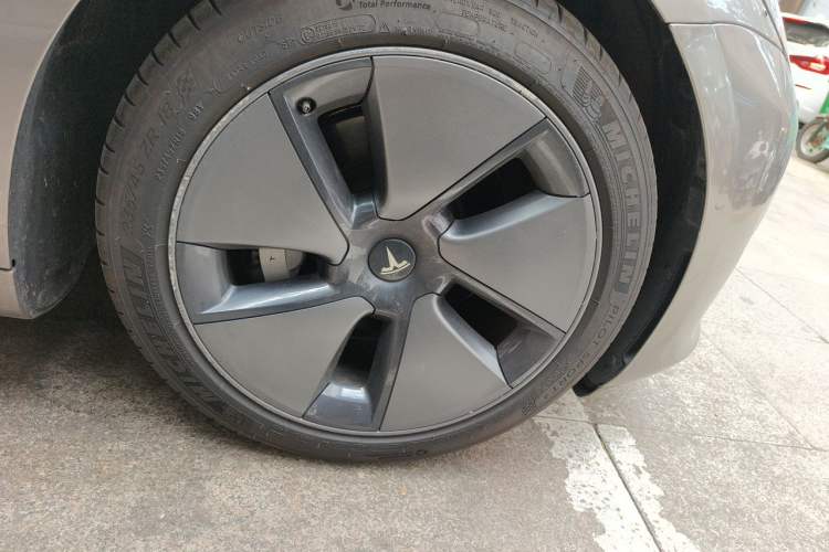 Used Tesla Model 3 2021 Standard Range Rear-Wheel Drive Upgraded Version 3D6 Right Front Wheel Hub