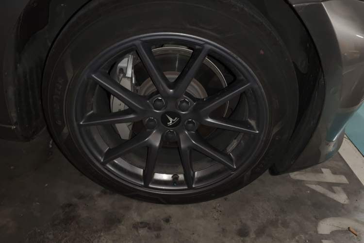 Used Tesla Model 3 2021 Standard Range Rear-Drive Upgraded Version Right Front Wheel Hub