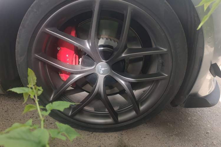 Used Tesla Model 3 2021 Performance High-Performance All-Wheel-Drive Version Right Front Wheel Hub