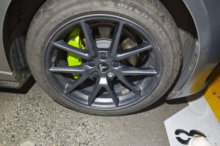 Used Tesla Model 3 2021 Standard Range Rear-Drive Upgraded Version Right Front Wheel Hub