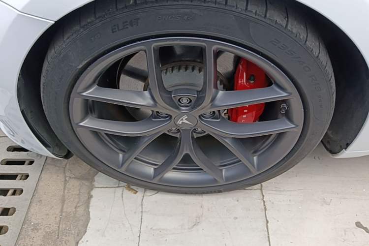Used Tesla Model 3 2021 Performance High-Performance All-Wheel-Drive Version Left Front Wheel Hub