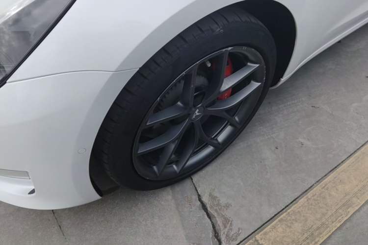 Used Tesla Model 3 2021 Performance High-Performance All-Wheel-Drive Version 3D6 Left Front Wheel Hub