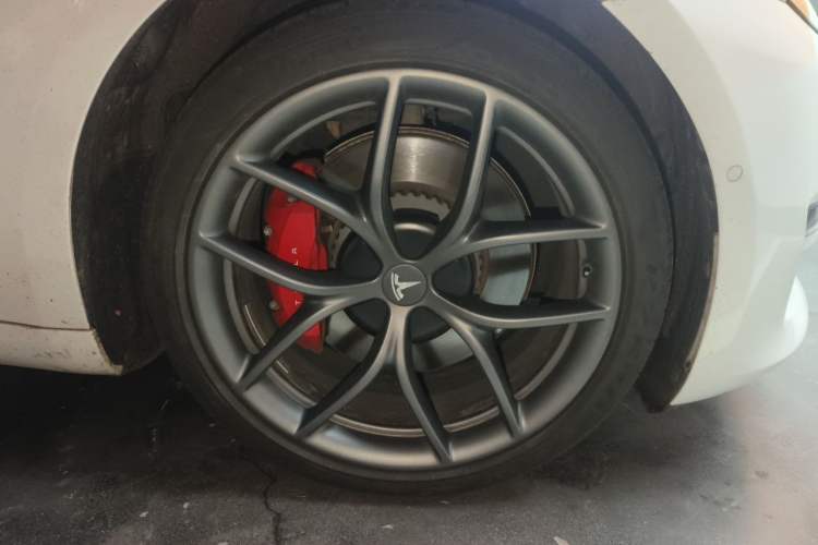 Used Tesla Model 3 2021 Performance High-Performance All-Wheel-Drive Version Right Front Wheel Hub