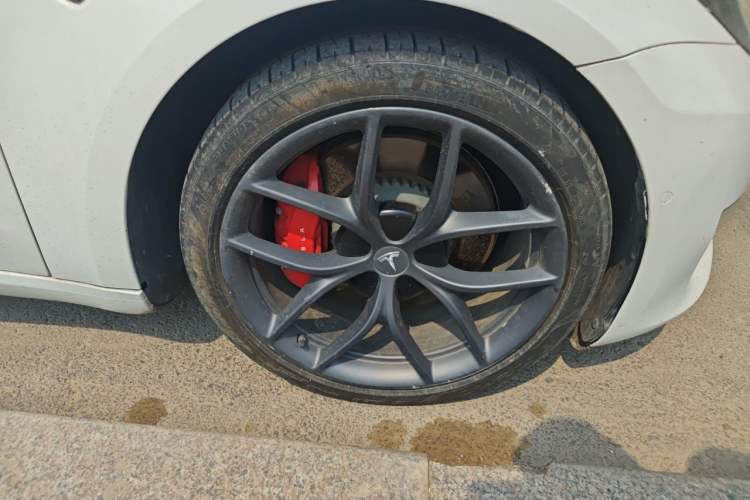 Used Tesla Model 3 2021 Performance High-Performance All-Wheel-Drive Version Right Front Wheel Hub