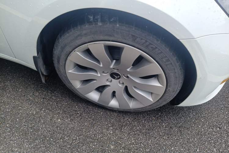 Used Tesla Model 3 2021 Standard Range Rear-Wheel Drive Upgraded Version 3D6 Right Front Wheel Hub