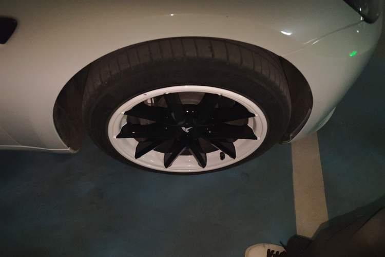 Used Tesla Model 3 2021 Standard Range Rear-Drive Upgraded Version Right Front Wheel Hub