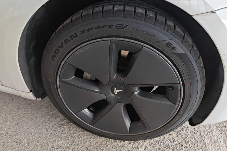 Used Tesla Model 3 2021 Standard Range Rear-Drive Upgraded Version Right Front Wheel Hub
