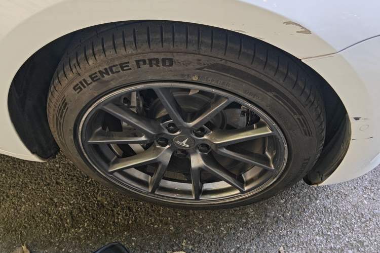 Used Tesla Model 3 2021 Standard Range Rear-Drive Upgraded Version Right Front Wheel Hub