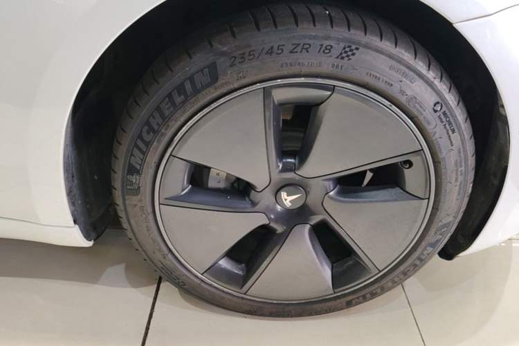 Used Tesla Model 3 2021 Standard Range Rear-Drive Upgraded Version Right Front Wheel Hub