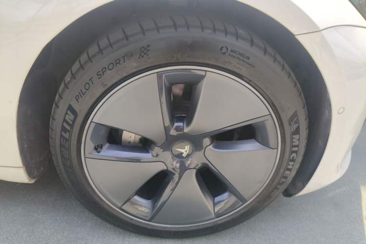 Used Tesla Model 3 2021 Standard Range Rear-Drive Upgraded Version Right Front Wheel Hub