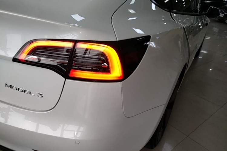 Used Tesla Model 3 2021 Standard Range Rear-Wheel Drive Upgraded Version 3D6 Right Rear Taillight