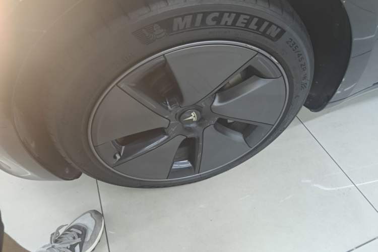 Used Tesla Model 3 2022 Rear-Wheel-Drive Version Left Front Wheel Hub