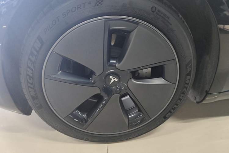 Used Tesla Model 3 2022 Rear-Wheel-Drive Version Left Front Wheel Hub