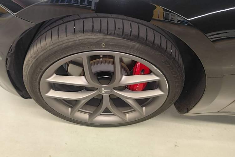 Used Tesla Model 3 2022 Performance High-Performance All-Wheel-Drive Version Left Front Wheel Hub