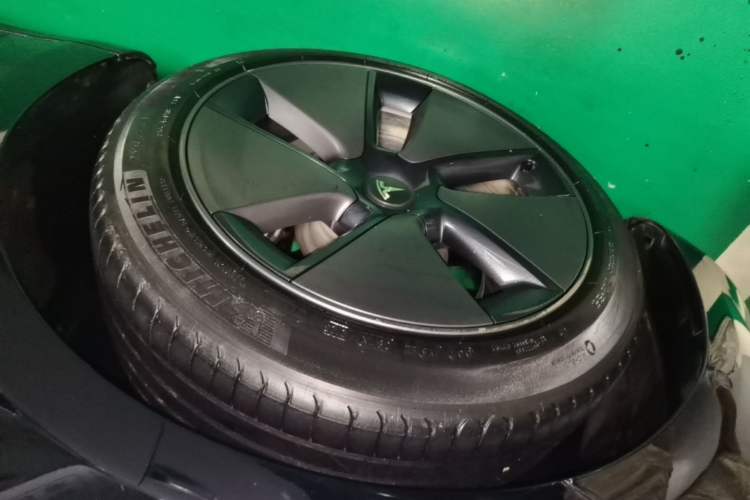 Used Tesla Model 3 2022 Rear-Wheel-Drive Version Left Front Wheel Hub