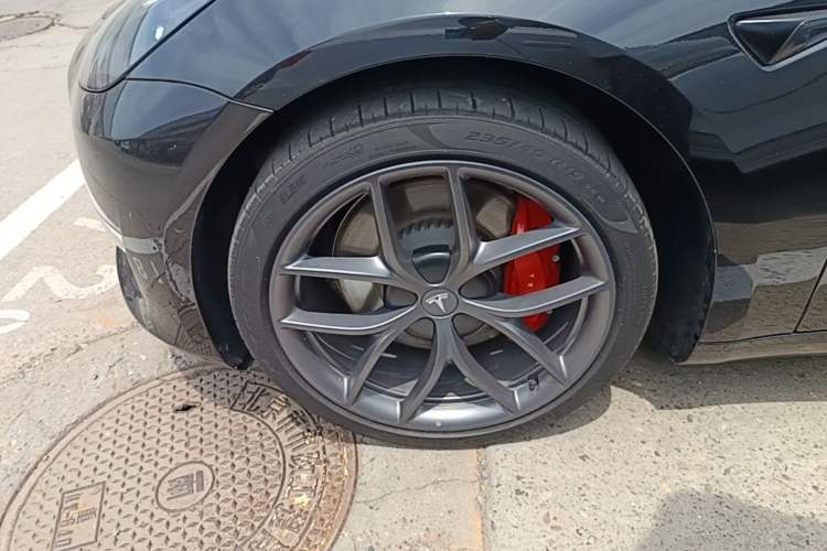 Used Tesla Model 3 2022 Performance High-Performance All-Wheel-Drive Version Left Front Wheel Hub