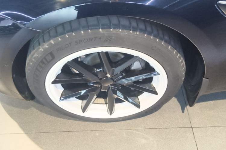 Used Tesla Model 3 2022 Rear-Wheel-Drive Version Left Front Wheel Hub