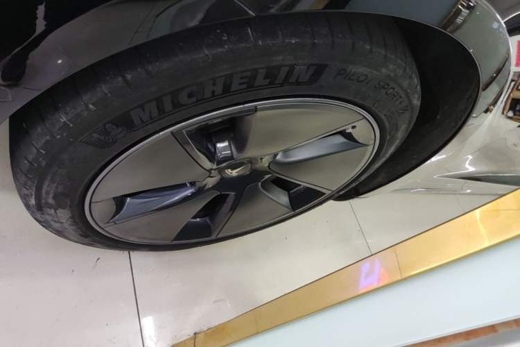 Used Tesla Model 3 2022 Rear-Wheel-Drive Version Left Front Wheel Hub