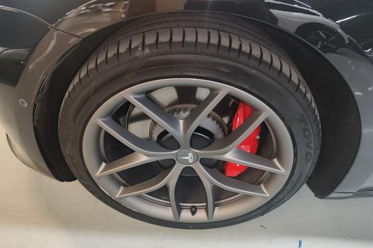 Used Tesla Model 3 2022 Performance High-Performance All-Wheel-Drive Version Left Front Wheel Hub