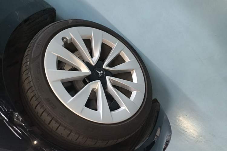 Used Tesla Model 3 2022 Rear-Wheel-Drive Version Left Front Wheel Hub