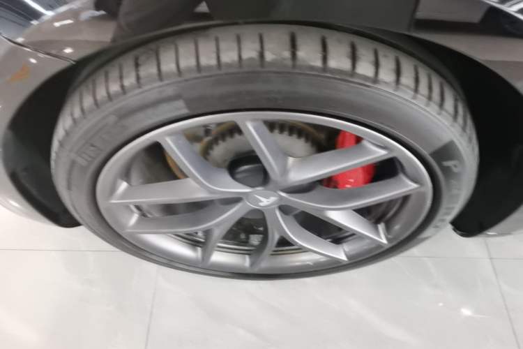 Used Tesla Model 3 2022 Performance High-Performance All-Wheel-Drive Version Left Front Wheel Hub