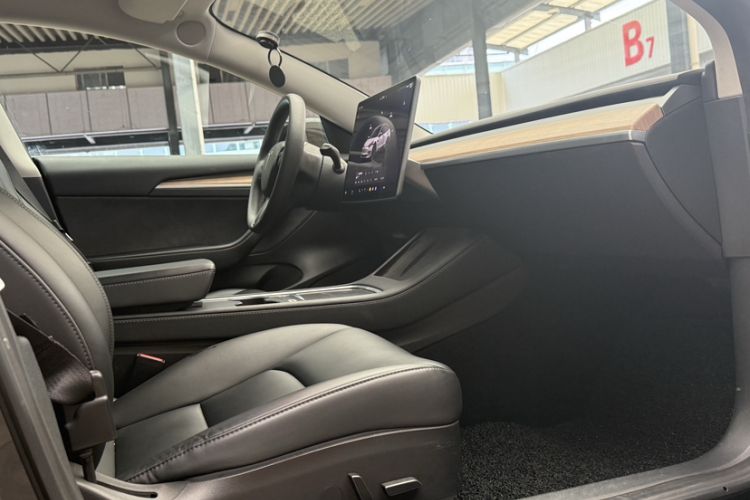Used Tesla Model 3 2022 Rear-Wheel-Drive Version Right Front Seat
