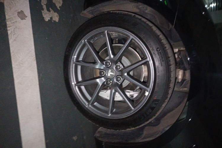 Used Tesla Model 3 2022 Rear-Wheel-Drive Version Right Front Wheel Hub